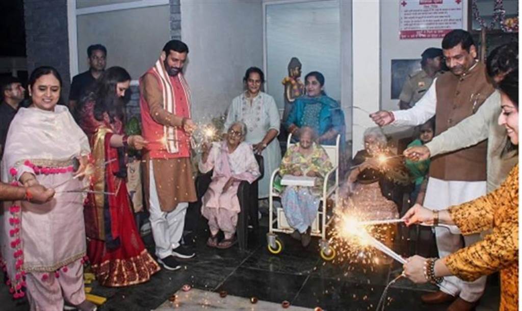 Chief Minister Shri Naib Singh Saini celebrated Diwali festival at the old age home shared happiness with the elderly